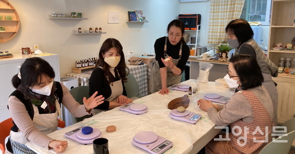 마두동성당 생태평화분과 '친환경제로팀' 회원들이 공방에 모여 친환경비누를 만들기 위해 공방지기의 설명을 듣고 있다.