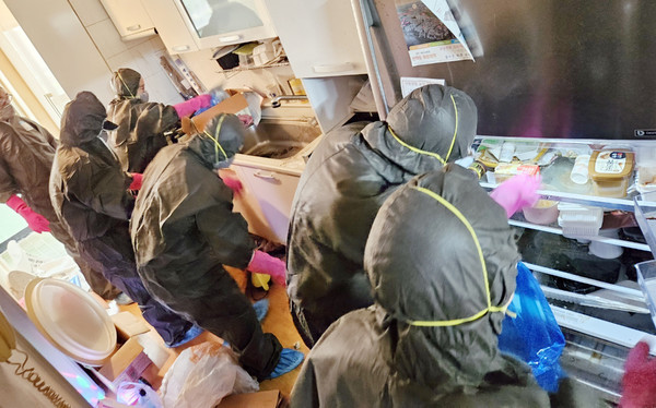 주엽2동이 음식물과  쓰레기 등으로 뒤섞인 집에 거주하는 복지사각지대 대상자의 환경개선사업을 했다