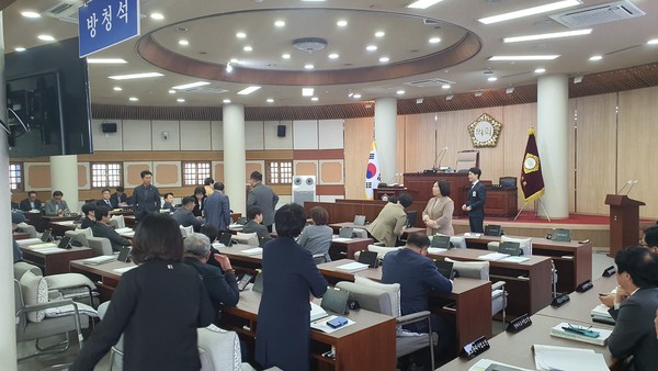 28일 고양시의회 본회의에서 수정예산안이 의회에 공식적으로 제출되지 않았는데, 국민의힘 원종범 의원은 수정예산안에 대한 제안설명을 하는 상황이 발생했다. 시의회 회의규칙의 어긋난 상황에서 정회가 이뤄졌고 일부 민주당 의원들은  정회 요청을 받아들인 김영식 시의회 의장을 향해 비난을 쏟아냈다. 사진은 정회 직후 어수선한 본회의장 분위기.