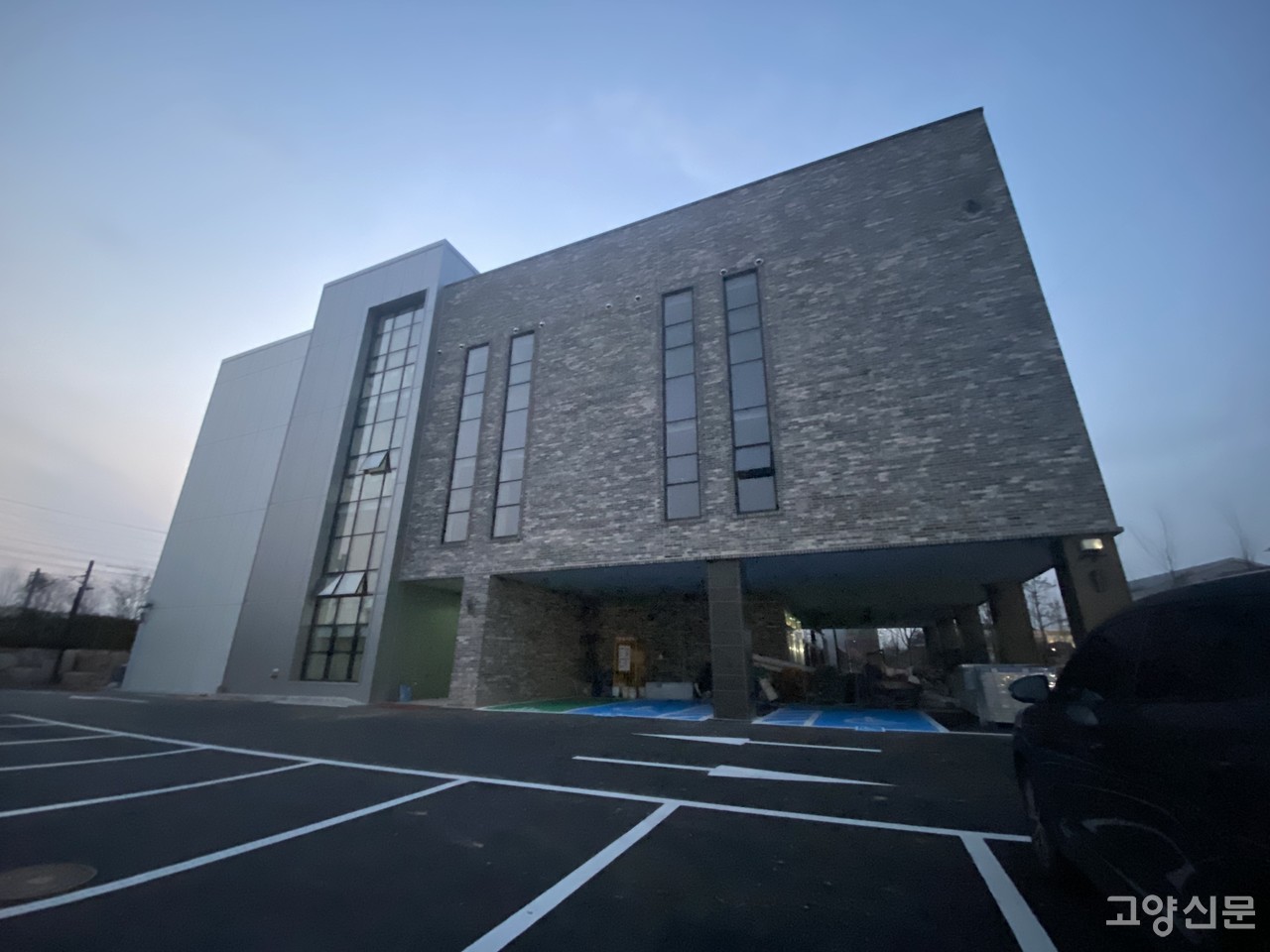 화전역 인근에 위치한 화전 드론센터 전경. 당초 1층 공간을 마을관리사회적협동조합에게 맡겨 공공사업을 운영할 계획이었지만 이동환 시장 취임 이후 협의가 원점으로 돌아온 상태다. 이로 인해 오는 4월 마을기업 지원사업을 앞두고 있는 화전 마관협이 큰 타격을 입게 됐다.