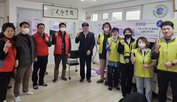 고양동 행정복지센터가 고양동 상인모임 ‘높빛 상인회’와 함께 어르신들을 위한 ‘출장! 미용실’을 진행했다