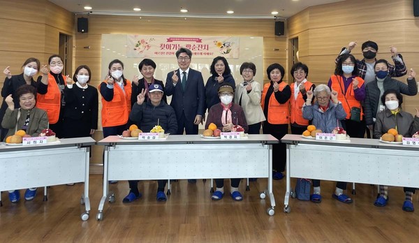 흥도동이 원흥종합사회복지관에서 ‘해피데이, 팔순데이!’사업을 했다. 