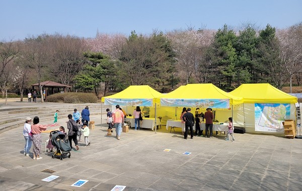 화정1동이 성라공원(덕양구 화정동 148-40)에서 주민 화합을 위한 ‘벚꽃 고양둥이 작은 음악회’를 열었다.