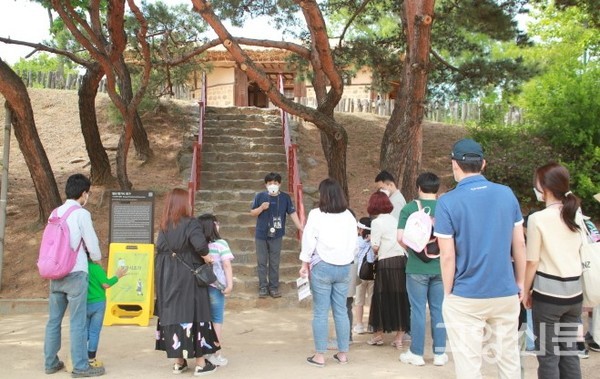 밤가시초가에서 진행되는 이야기 해설. [사진제공=컬처앤로드]