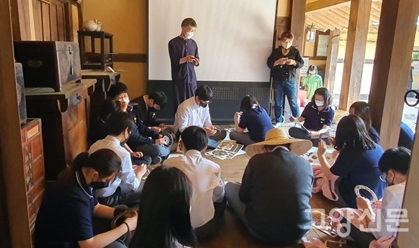 밤가시초가에서 진행되는 해시계 만들기 프로그램. [사진제공=컬처앤로드]