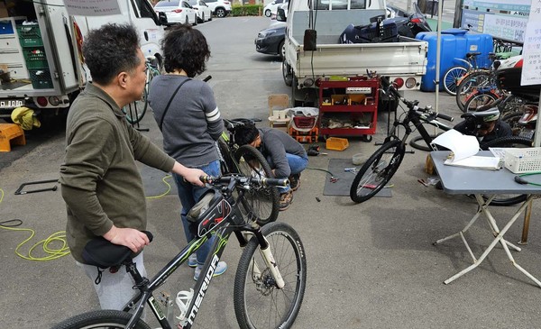 백석1동 행정복지센터가 ‘찾아가는 자전거 수리센터’활동을 하고있다.
