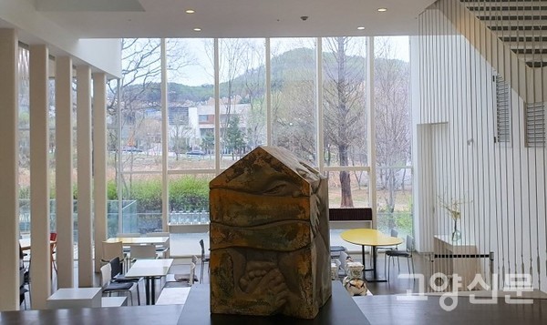 화이트블럭 1층에 전시된 작품 'In House'.