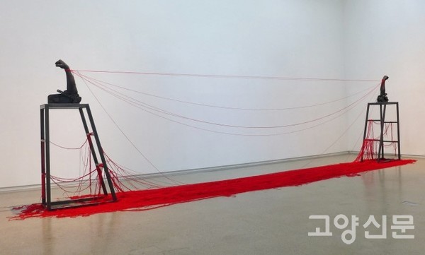 두 주체가 힘을 겨루고 있는 작품 'Balance'.