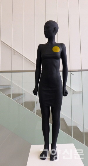 양궁선수 안산을 모델로 한 작품 '표적이 된 여인'