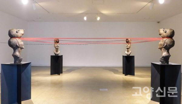 인간의 희노애락을 표현한 작품 '고리 I'.