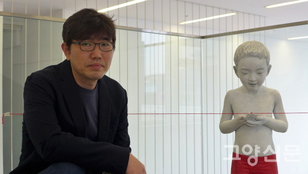 아트센터 화이트블럭에서 전시를 열고 있는 임승천 조각가.