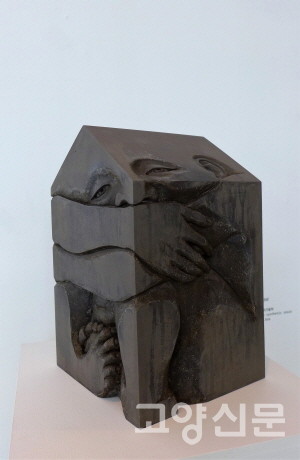 코로나로 옴짝달싹할 수 없는 상황을 표현한 작품 'In house'.