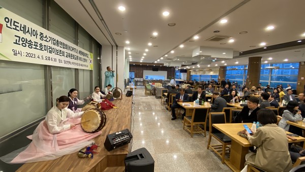 식전공연으로 고양송포호미걸이보존회 사물놀이 공연이 있었다.