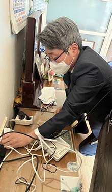  흥도동이 저소득 독거노인 60가구에 지역사회보장협의체 위원들이 직접 방문해 온(溫)마음 플러그를 설치했다.