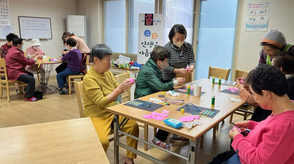 삼송2동 ‘인성소통협회’와 함께 동 특화사업인 「인생은 아름다워」를 진행한다. 