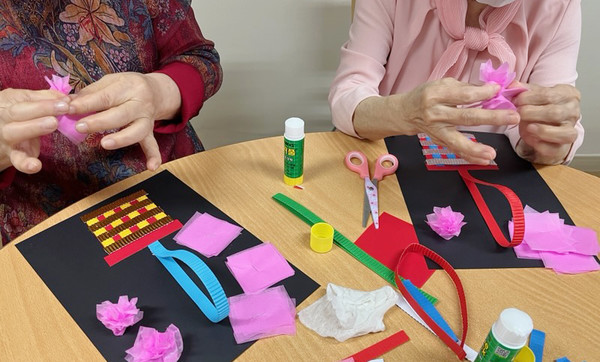 수업은 민화 그리기, 비누 만들기 등 흥미를 끌 수 있는 주제로 진행된다.