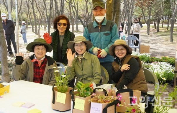 모종나누기, 부직포화분만들기 부스를 운영한 고양시자연생태연구회.