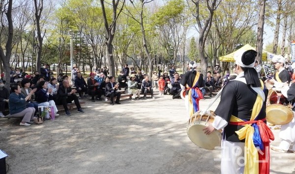 기념행사의 시작을 알린 농악대의 신명나는 장단. 