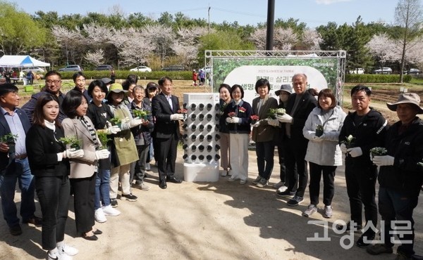 참가자들은 기념 화분을 하나씩 꽂아 수직텃밭을 함께 만드는 퍼포먼스를 펼쳤다.