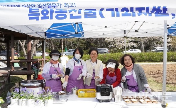 고양시 특화농산물일 가와지쌀과 일산열무 시식회를 진행한 만듦협동조합과 한국생활개선고양시연합회.