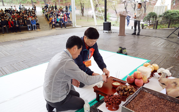 신도농협 홍성규 조합장이 시산제에서 안전하고 건강한 산행을 위한 잔을 올리고 있다.