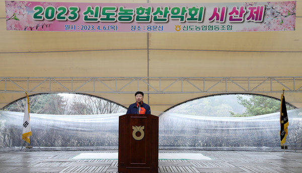 홍성규 조합장이 산악회원들에게 인사말을 전하고 있다.