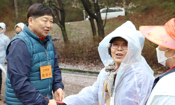 조합원들에게 인사하는 홍성규 조합장.