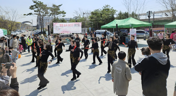 능곡동 주민자치회가 능곡1904 광장 일원에서 ‘봄봄 능곡 페스타’를 개최했다