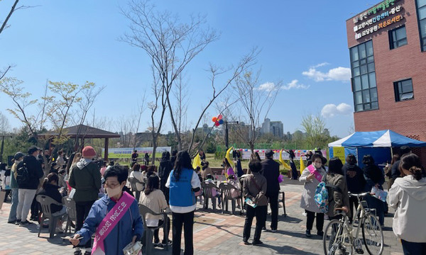 중산2동 주민자치회가 모당공원일대에서 ‘환경을 생각하는 벚꽃길 마을축제’를 개최했다. 