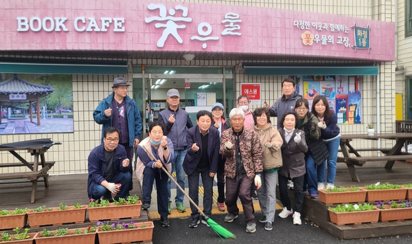 화정1동이 행정복지센터와 꽃우물 북카페 일원에서 새봄맞이 초화심기를 했다.