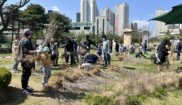 아이들이 무궁화를 직접 심으며 애국심을 느끼고, ‘밥할머니 아리랑’을 배우는 시간을 가졌다. 