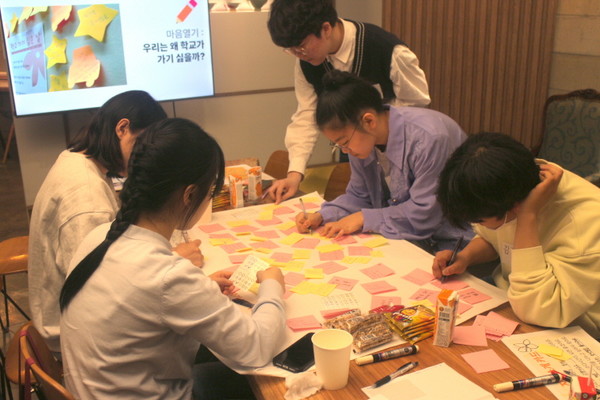 연속 수다회 ‘학교 가기 싫은 날’ 현장사진. 위티(청소년 페미니스트 네트워크)는 2023년 4월부터 7월까지 석 달 동안, 학교폭력을 주제로 연속 수다회 ‘학교 가기 싫은 날’을 개최하고 있다.