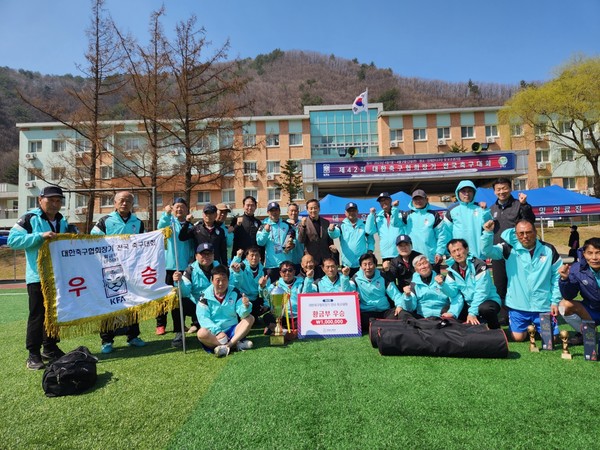 고양시 70대축구팀이 지난 1~2일 강원도 인제군에서 열린 ‘제42회 대한축구협회장기 전국 축구대회’에서 우승을 차지했다. 울산 대표팀을 4대0, 강원도 대표팀을 6대0, 서울 대표팀을 2대0으로 꺾으며 일군 우승이었다.