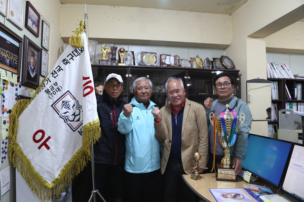 ‘제42회 대한축구협회장기 전국 축구대회’ 우승에 공헌한 4명이 나란히 포즈를 취했다. (왼쪽에서) 이 대회 장수상을 차지한 이기영 사무국장, 김수실 단장, 이은재 재무위원장, 조영선 감독. 조 감독을 제외한 나머지 3명은 모두 이번 대회 선수로 뛰었다.