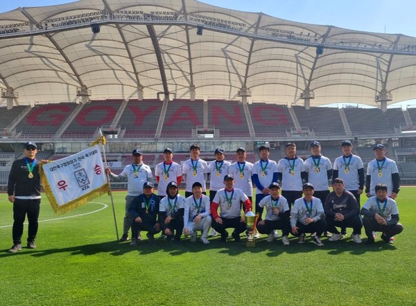 제42회 대한축구협회장기 전국대회에서 고양시 70대축구팀과 더불어 우승을 차지한 고양시40대축구팀.