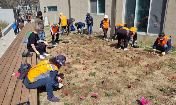효자동 관계자들이 꽃 심기 활동을 하고 있다.