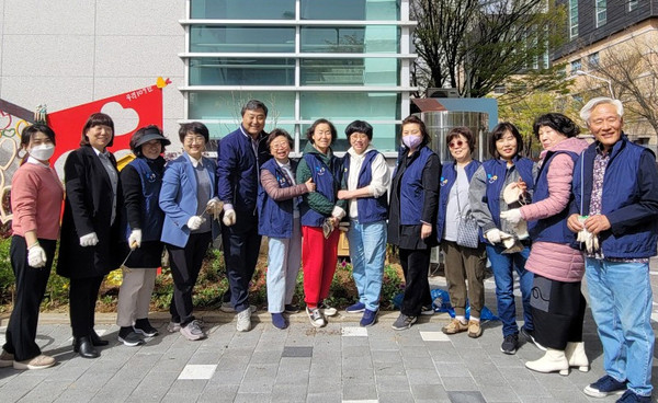 탄현1동(동장 양현종)이 4월 12일 탄현동 주민자치위원들과 새봄을 맞이해 초화를 식재했다.