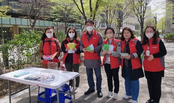 백석2동 지역사회보장협의체가 백석역 인근에서 ‘찾아가는 복지상담소’를 운영했다.