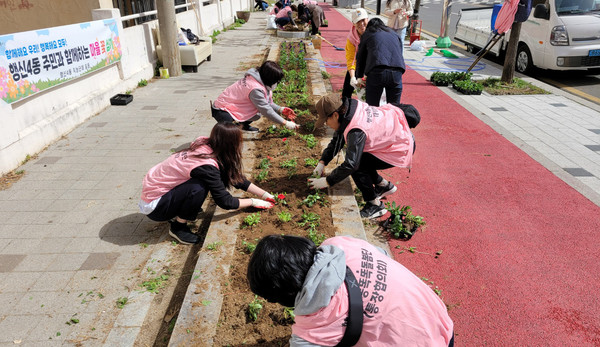 마을에 꽃을 심고 있는 참여자들