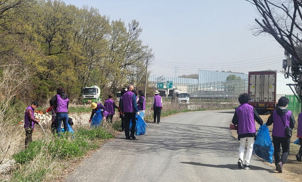 주교동 통장협의회가 봄맞이 마을 대청소하며 환경 활동을 했다.