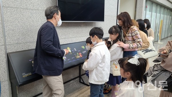 EBS 방송국의 연혁을 둘러보는 투어 참가자들.