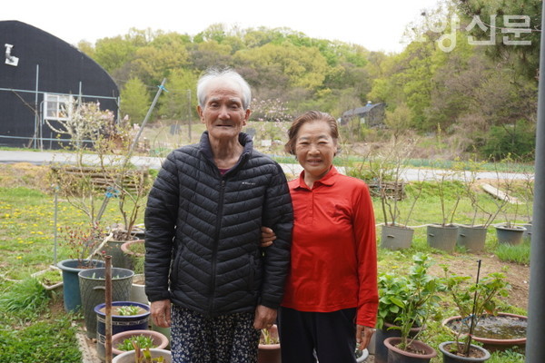 샘배미 습지의 소유주인 유선구, 이무자 어르신 부부. 