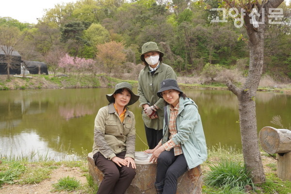 행주산성 샘배미 습지를 5년째 모니터링하고 있는 고양자연생태연구회 회원들. 왼쪽부터 황유정 회원, 서아영 회원, 이정희 대표. 