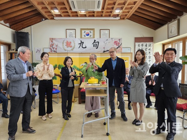 윤삼균 고문의 구순을 축하하며 건배하는 모습