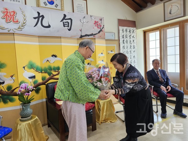 축하 꽃다발 증정