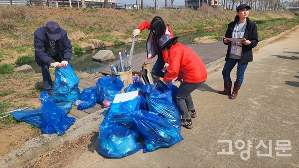 정화활동을 벌이고 있는 한국민속문화협회 회원들
