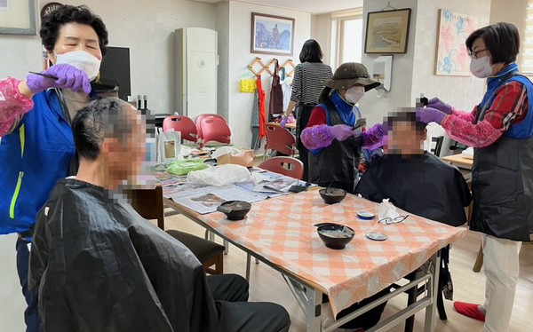 삼송2동 지역사회보장협의체가 삼송마을 18단지에서 동 특화사업인 ‘멋쟁이 실버 스타일!’을 진행했다. 