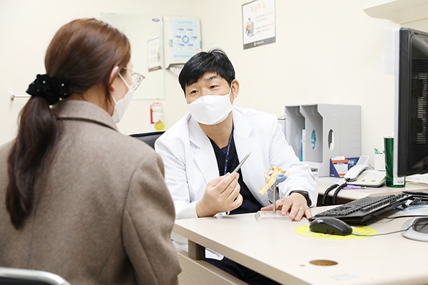 한정열 일산백병원 산부인과 교수가 임신부 상담을 진행하고 있다. [사진 = 일산백병원]