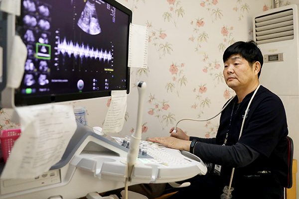 한정열 일산백병원 산부인과 교수과 임신부 초음파 검사를 하고 있다.