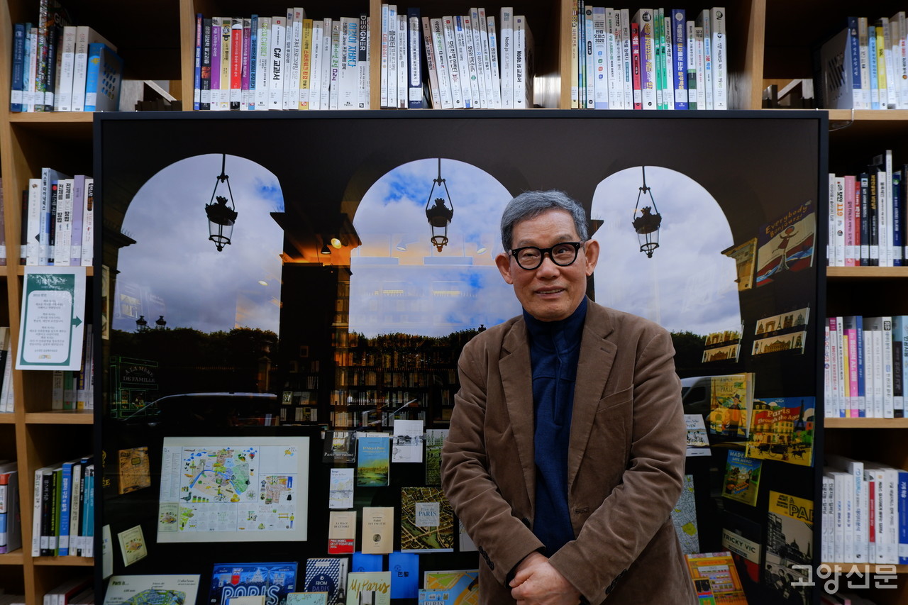 “종이책 없이 사람이 사람답게 살아갈 수 있을까요.” 김언호 대표는 종이책의 귀중함을 절절하게 설명했다. 한마디 군더더기도 없는, 완고하고 단아한 언어들이 이어졌다. 아름다운 책을 만들고 찾는데 평생을 보낸 사람이 들려주는 사색의 언어들은 그의 사진집에 고스란히 담겨 있다.